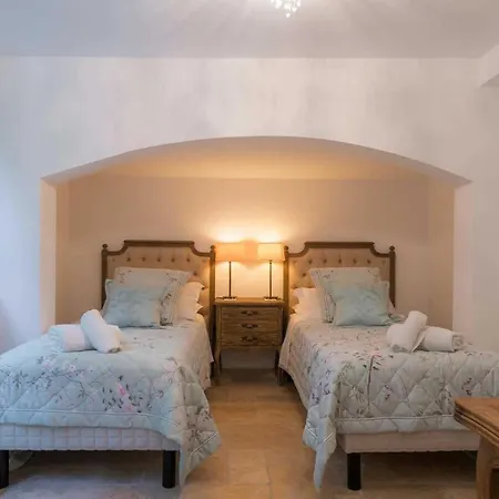 Sleeps 8 Pool Air Con Wifi Villa